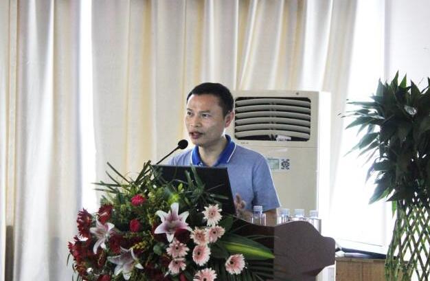 8868体育玻璃体切割何建忠.jpg