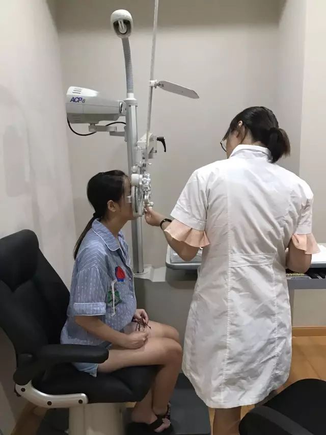 9月9日，杭州8868 - 看球聊球追世界杯就来8868体育有限公司官方网站举行全飞秒近视手术演示，在半个多小时内，杜新华院长为6名近视患者 施行了德国蔡司VisuMax3.0版全飞秒手术，大伙亲身体会到了SMILE手术的快速、轻松、微创、安全。.jpg