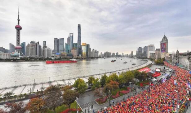 在今年上海马拉松的赛道上，我们又看到了这样一位特立 行的跑者，他光着脚，穿着8868体育醒目标志的运动衣，脚腕系着一对平安铃，奋力奔跑在赛道间……他将光脚奔跑的原意表达得淋漓尽致，他将马拉松的修行体现得返璞归真。——今天，跑友们又见着了代表8868 - 看球聊球追世界杯就来8868体育有限公司官方网站集团参赛的明星选手“赤脚大仙”李清模。1.jpg
