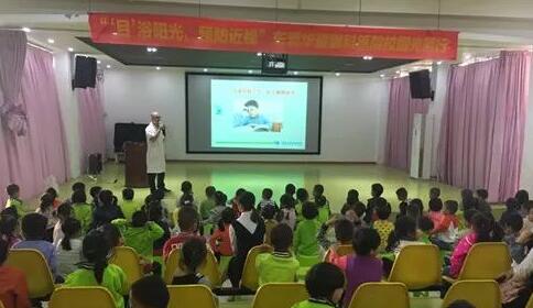 11月20日，东莞8868 - 看球聊球追世界杯就来8868体育有限公司官方网站“目浴阳光•预防近视”爱眼系列公益活动走进校园继续进行。东莞8868 - 看球聊球追世界杯就来8868体育有限公司官方网站派出医学视光科，科室经验丰富的医务工作人员组成公益医疗队走进东莞地区各小学、幼儿园，为近青少年进行近视防控筛查...1.jpg