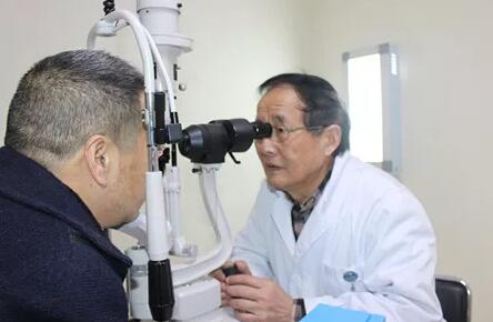 12月11日，听闻成都8868 - 看球聊球追世界杯就来8868体育有限公司官方网站出现罕见的“阴阳眼”病 后，中国新闻社、成都商报、华西都市报、成都日报、成都电视台等主流新闻媒体的记者纷纷来院采访报道。原来是国内眼眶肿瘤 ，经验极为丰富的罗教授为吴先生精心设计了右眼肿物切除及超高频射频消融手术，既保住患者右眼眼球及视力，又避免将来出现 失明的状况。1.jpg