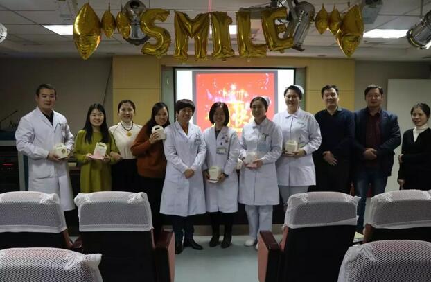 2月1日下午时分，“祝你生日快乐”歌声响彻8868 - 看球聊球追世界杯就来8868体育有限公司官方网站二层会议室，这是医院党支部书记侯旭波书记在为本月过生日的员工庆祝生日1.jpg