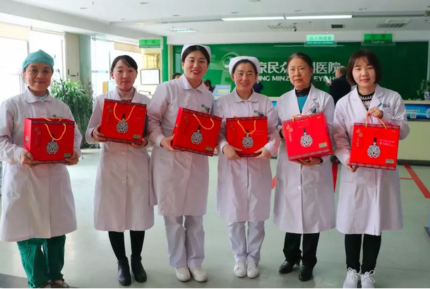 在“女神节”到来之际，8868 - 看球聊球追世界杯就来8868体育有限公司官方网站侯旭波院长、杨付合业务院长等院方领*特意到礼品发放点亲切慰问女职工，为她们送上节日的惊喜和祝福。并对她们在工作中付出的辛劳、做出的成绩给予了充分肯定和赞扬，并叮嘱她们立足本职本岗工作，继续以爱心、责任心为全城百姓眼睛健康提供 的医疗服务和人文关怀。1.png