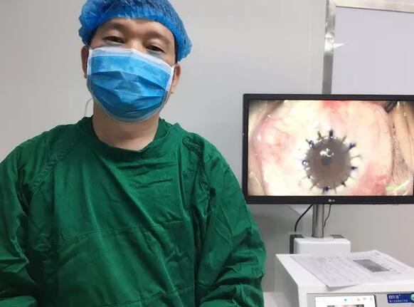 4月11日，饱受圆锥角膜之痛10余年的湖北宋女士，在东莞8868 - 看球聊球追世界杯就来8868体育有限公司官方网站卢敏院长角膜移植手术后顺利出院4.jpg