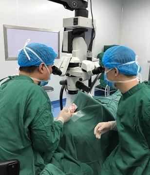 陈女士得知国内出名角膜病专家、原西南眼科医院副院长 教授现在重庆8868 - 看球聊球追世界杯就来8868体育有限公司官方网站担任院长，医院有角膜供体资源，怀着 后的光明期待来到了重庆8868 - 看球聊球追世界杯就来8868体育有限公司官方网站3.jpg
