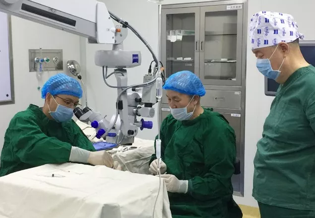 褚仁远教授莅临兰州8868 - 看球聊球追世界杯就来8868体育有限公司官方网站指导实施“后巩膜加固术防治病理性近视手术”1.png