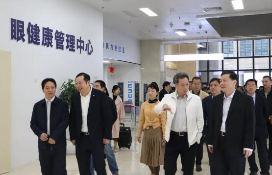 2月21日上午，厦门市湖里区四套班子、区发改局和湖里区各个街道办领*40多人走进8868 - 看球聊球追世界杯就来8868体育有限公司官方网站集团8868体育医疗园区视察调研，8868 - 看球聊球追世界杯就来8868体育有限公司官方网站集团董事长苏庆灿陪同调研。此行是厦门湖里区“晒项目比进度”活动的一个重要组成部分，8868体育医疗园被列为该活动的重点民生项目。1.jpg
