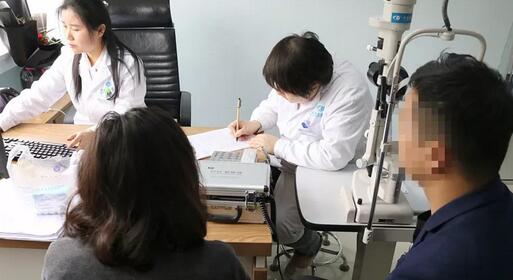 近视夫妻俩一起在许昌8868 - 看球聊球追世界杯就来8868体育有限公司官方网站顺利完成摘镜1.jpg