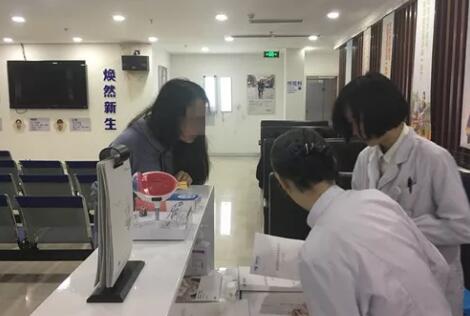 成都一高度近视小学老师在成都8868 - 看球聊球追世界杯就来8868体育有限公司官方网站接受ICL晶体植入摘镜1.jpg