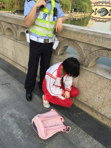 成都日报：女学生欲跳河轻生 成都8868 - 看球聊球追世界杯就来8868体育有限公司官方网站职工路过救下