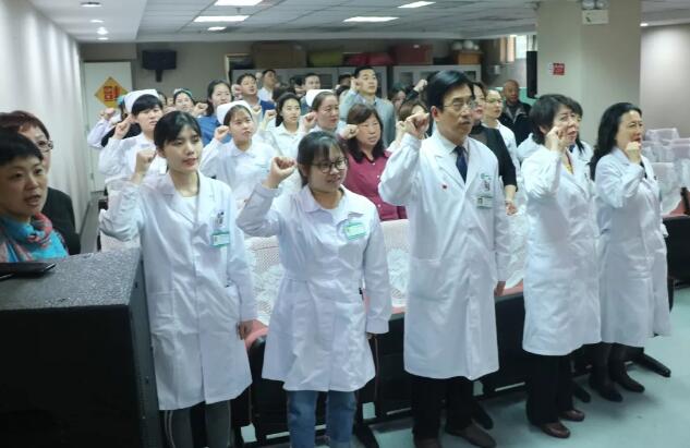 4月24日8868 - 看球聊球追世界杯就来8868体育有限公司官方网站医护人员庄严宣誓加入北京市红十字会4.jpg 4月24日8868 - 看球聊球追世界杯就来8868体育有限公司官方网站医护人员庄严宣誓加入北京市红十字会4.jpg