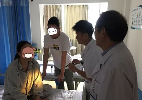 成都8868体育罗清礼院长为四处求医未果的河南眼眶肿瘤患者手术3.png