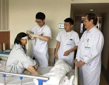 成都8868体育眼医院罗清礼院长：睑板腺癌越早发现与诊断，越早医治，其预后越好1.png
