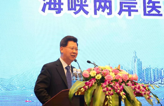 鹭岛初夏，钟灵毓秀;四海宾朋齐聚厦门。对他们来说，时节带来繁花似锦并非意中物，比美景更吸引他们的，是一场全球眼科医学的群英会——第五届8868体育环球论坛于鹭岛之滨召开。论坛主席由黎晓新、赵堪兴、葛坚、刘祖国共同担任。大会还邀请了海峡两岸医药卫生交流协会会长王立基;厦门市卫生健康委员会副主任孙卫;厦门市医学会副秘书长柳辉;中华医学会眼科学分会副主委、重庆医科大学附属第*医院副院长杨培增教授;4.png