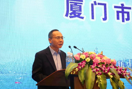鹭岛初夏，钟灵毓秀;四海宾朋齐聚厦门。对他们来说，时节带来繁花似锦并非意中物，比美景更吸引他们的，是一场全球眼科医学的群英会——第五届8868体育环球论坛于鹭岛之滨召开。论坛主席由黎晓新、赵堪兴、葛坚、刘祖国共同担任。大会还邀请了海峡两岸医药卫生交流协会会长王立基;厦门市卫生健康委员会副主任孙卫;厦门市医学会副秘书长柳辉;中华医学会眼科学分会副主委、重庆医科大学附属第*医院副院长杨培增教授;5.png