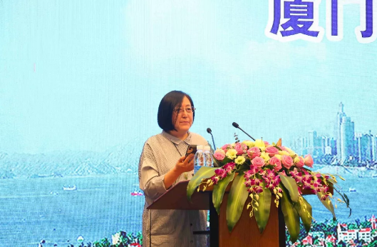 鹭岛初夏，钟灵毓秀;四海宾朋齐聚厦门。对他们来说，时节带来繁花似锦并非意中物，比美景更吸引他们的，是一场全球眼科医学的群英会——第五届8868体育环球论坛于鹭岛之滨召开。论坛主席由黎晓新、赵堪兴、葛坚、刘祖国共同担任。大会还邀请了海峡两岸医药卫生交流协会会长王立基;厦门市卫生健康委员会副主任孙卫;厦门市医学会副秘书长柳辉;中华医学会眼科学分会副主委、重庆医科大学附属第*医院副院长杨培增教授;8.png