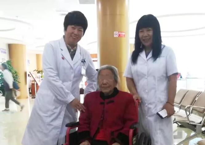 百岁白内障老人在8868 - 看球聊球追世界杯就来8868体育有限公司官方网站顺利手术2.jpg