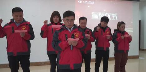 青岛8868 - 看球聊球追世界杯就来8868体育有限公司官方网站党支部领*、院医护团队积极参与“情系安顺送光明”对口援助白内障患者扶贫项目2.jpg