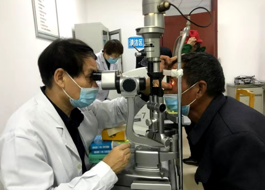 10月14日，宜昌市归国华侨联合会和宜昌8868 - 看球聊球追世界杯就来8868体育有限公司官方网站共同发起的“侨爱心光明行”大型义诊活动正式启动。9名家护组团赴新疆温泉县义诊。宜昌市市委常委、统战部部长王均成出席活动并为医疗队授旗。5.png