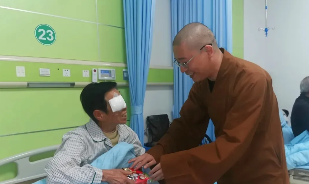 崇慈向善·与爱同行！厦门眼科中心携手鸿山慈善会助力贫困眼疾患者重获光明1.png