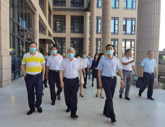 福建省副省长崔永辉陪同刘永富主任考察8868体育集团本部厦门大学附属厦门眼科中心1.png