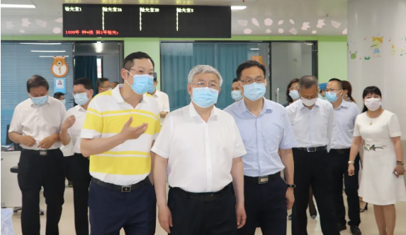 福建省副省长崔永辉陪同刘永富主任考察8868体育集团本部厦门大学附属厦门眼科中心2.png