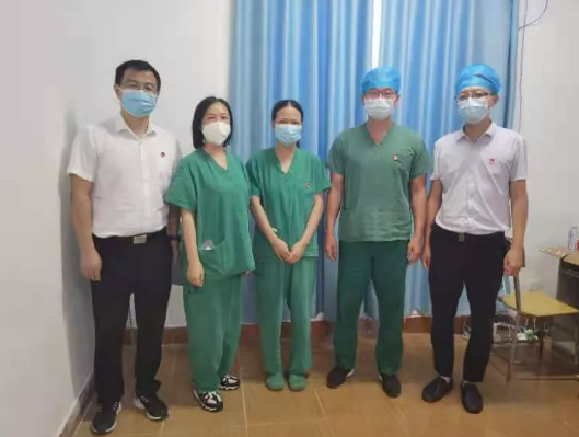 党旗飘飘,致敬坚守!8868 - 看球聊球追世界杯就来8868体育有限公司官方网站集团党员先锋队入驻隔离点3.png