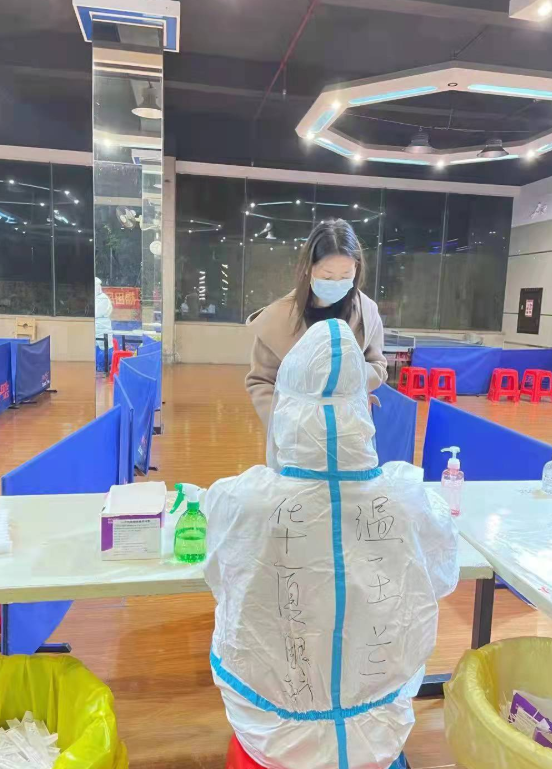疫情下的“逆行者”：8868体育医务人员七天不分昼夜奋战在核酸采样现场2.png