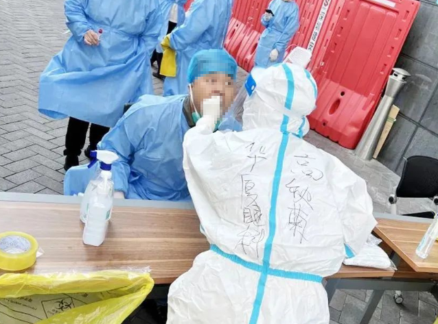 医者担当！8868体育今年来已支援核酸采样超100万人次9.png