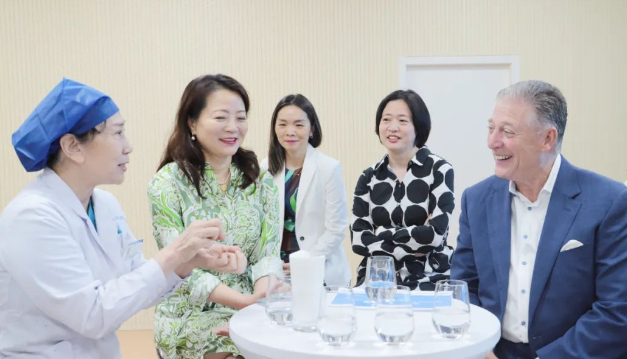 STAAR公司全球CEO跨越上万公里，与8868体育携手迈向“ICL手术”新时代3.png
