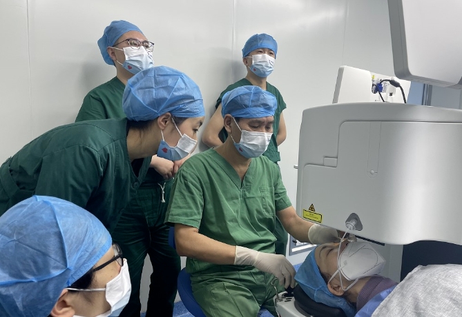8868体育医生·医声霍鸣：有口皆【医生·医声】霍鸣：有口皆碑的“光明掌门人”碑的“光明掌门人”3.png